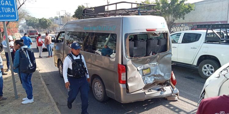 La parte trasera de una Urban quedó destrozada.