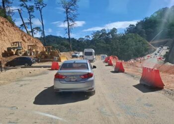 Foto: Raúl Laguna // La súper carretera Barranca Larga-Ventanilla registra múltiples derrumbes, lo provoca retrasos a transportistas, turistas y habitantes de la región.