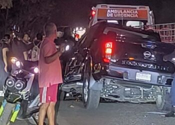 Las camionetas fueron remolcadas por una grúa.