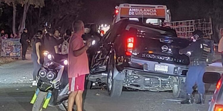 Las camionetas fueron remolcadas por una grúa.