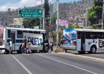 Foto: Rubén Morales // Con autobuses retenidos, los normalistas bloquean el crucero de Fonapas.