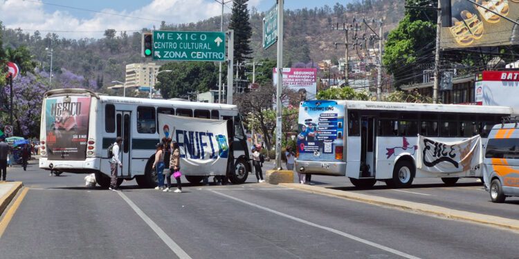 Foto: Rubén Morales // Con autobuses retenidos, los normalistas bloquean el crucero de Fonapas.
