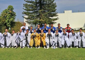 Fotos: Leobardo García Reyes // Los profesores acompañando a Dai Won Moon.