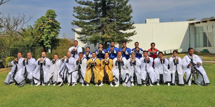 Fotos: Leobardo García Reyes // Los profesores acompañando a Dai Won Moon.