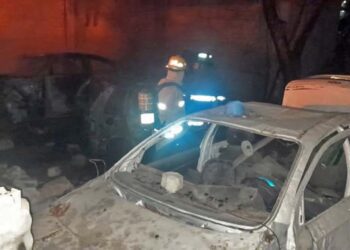 Los vehículos se encontraban en un predio; uno de ellos se quemó por completo.