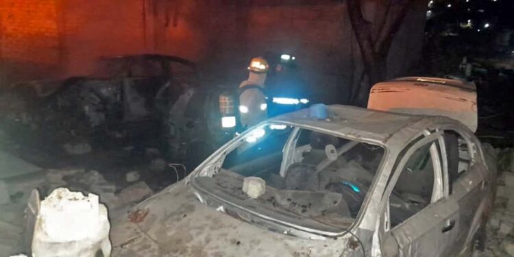 Los vehículos se encontraban en un predio; uno de ellos se quemó por completo.