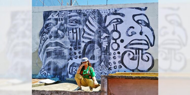La artista francesa refiere que está historia le causó interés y se organizó para poder trabajar en este mural.
