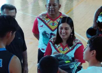 La diputada local entregó uniformes deportivos a 71 niños y 10 jóvenes.