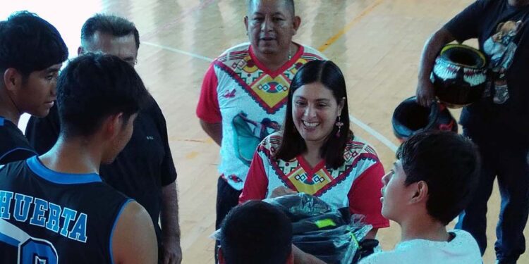 La diputada local entregó uniformes deportivos a 71 niños y 10 jóvenes.