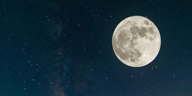 ¿Cuándo alcanza su punto máximo la Luna Llena de Gusano?