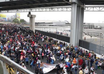 Foto: internet // Maestros de la CNTE bloquearon este jueves Circuito Interior, en las puertas 1 y 2 de la Terminal 1 del Aeropuerto Internacional de la Ciudad de México.