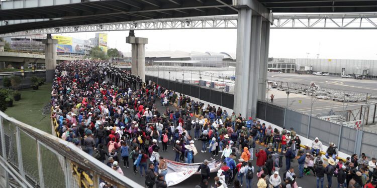 Foto: internet // Maestros de la CNTE bloquearon este jueves Circuito Interior, en las puertas 1 y 2 de la Terminal 1 del Aeropuerto Internacional de la Ciudad de México.