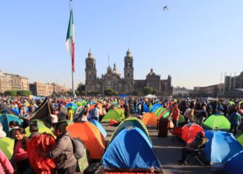 Foto: internet // Miles de maestros de la CNTE instalaron este miércoles un plantón en el Zócalo de la Ciudad de México, frente a Palacio Nacional, en medio de las protestas contra el gobierno de Claudia Sheinbaum para que presente pruebas de que ha eliminado su iniciativa de reforma a la Ley del ISSSTE.
