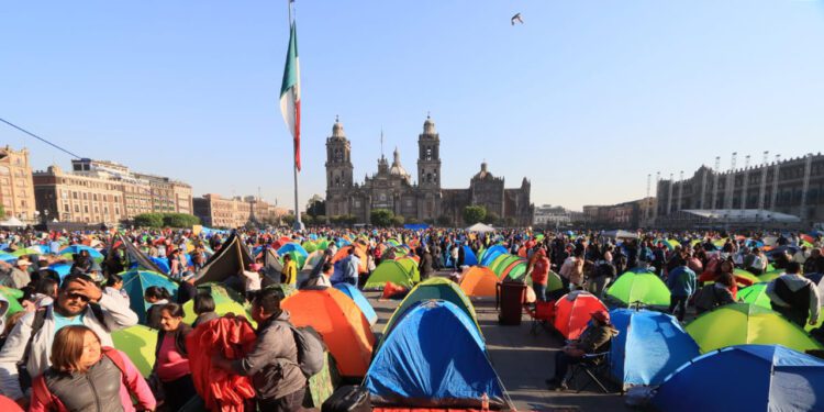 Foto: internet // Miles de maestros de la CNTE instalaron este miércoles un plantón en el Zócalo de la Ciudad de México, frente a Palacio Nacional, en medio de las protestas contra el gobierno de Claudia Sheinbaum para que presente pruebas de que ha eliminado su iniciativa de reforma a la Ley del ISSSTE.