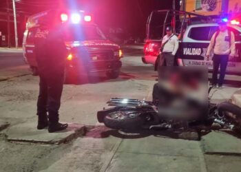 Motociclista sufre accidente con una camioneta, y al trata de huir derrapó.