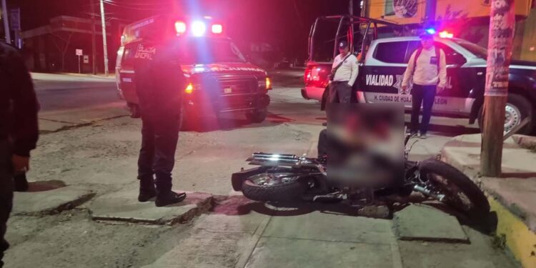 Motociclista sufre accidente con una camioneta, y al trata de huir derrapó.