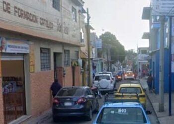 Municipales aseguran a mujer por presunto robo de dos carteras.
