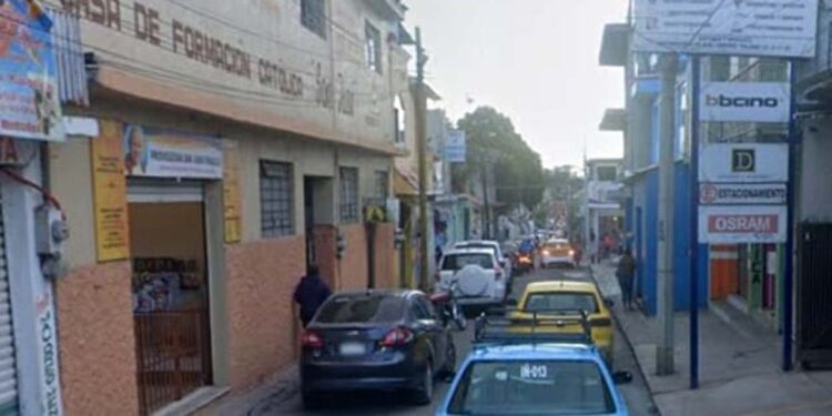 Municipales aseguran a mujer por presunto robo de dos carteras.