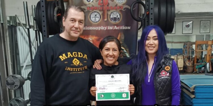 Oaxaqueña destaca en Seminario Internacional de Kali Eskrima Silat