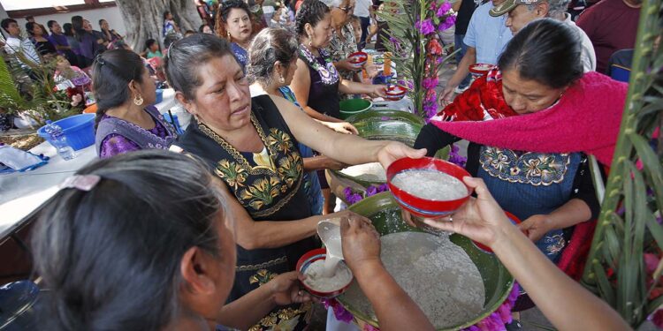 No solamente aguas frescas y nieve ofrecen en cada uno de los puestos sino también el tradicional téjate.