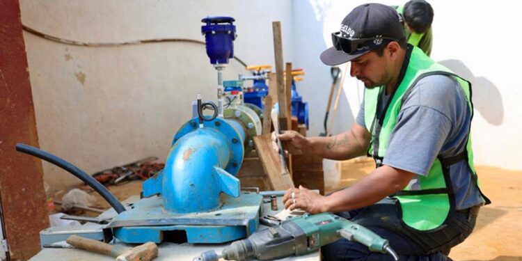 Foto: cortesía // Personal de Soapa supervisa el buen funcionamiento de la red de distribución de agua potable.