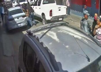 Se observan cómo amagan a su madre y a su hermano de forma violenta.