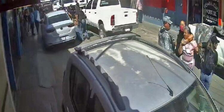 Se observan cómo amagan a su madre y a su hermano de forma violenta.