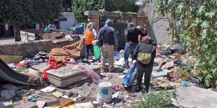 Se realizó una jornada de limpieza en una propiedad en estado de abandono.