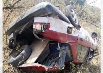Taxi cae a barranco en Santa María.