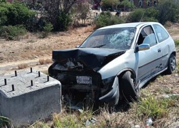 Un hombre perdió la vida al interior de su vehículo luego de accidentarse.