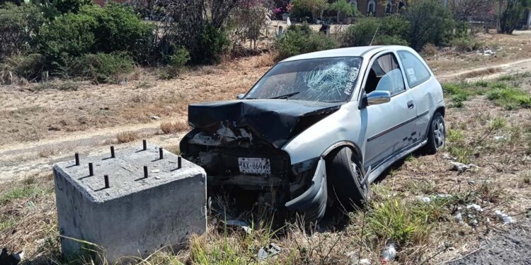 Un hombre perdió la vida al interior de su vehículo luego de accidentarse.