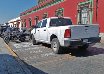 Fotos: Lisbeth Mejía Reyes // Un vehículo obstruye el acceso a un cajón exclusivo para el estacionamiento de personas con discapacidad.