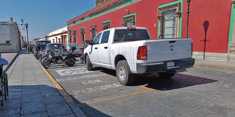 Fotos: Lisbeth Mejía Reyes // Un vehículo obstruye el acceso a un cajón exclusivo para el estacionamiento de personas con discapacidad.