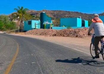 Una pareja fue víctima de la delincuencia y le roba su motocicleta.