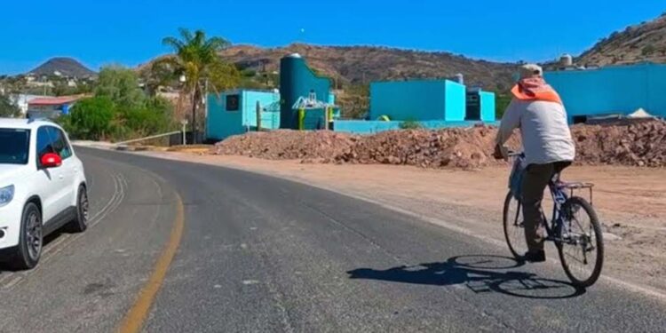 Una pareja fue víctima de la delincuencia y le roba su motocicleta.