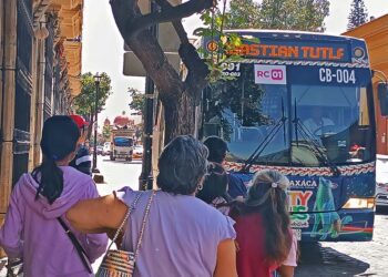 Fotos: Lisbeth Mejía Reyes // Usuarios abordan una de las unidades de la ruta Viguera-San Sebastián Tutla en la que aún figura el nombre del otrora Citybus.