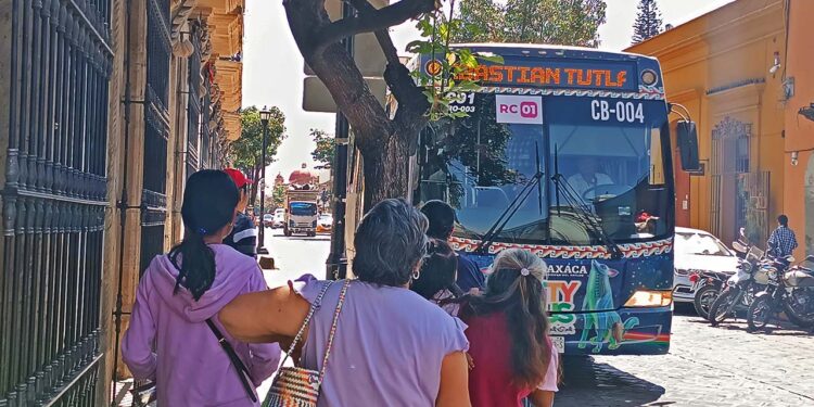 Fotos: Lisbeth Mejía Reyes // Usuarios abordan una de las unidades de la ruta Viguera-San Sebastián Tutla en la que aún figura el nombre del otrora Citybus.