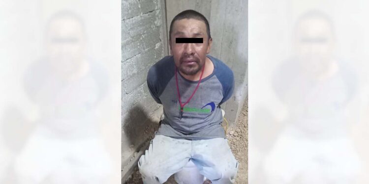 Vecinos lo detuvieron y tomaron una fotografía para exhibirlo en redes sociales.