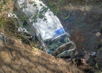 ¡Urvan vuelca a barranco en la Supercarretera al Istmo!