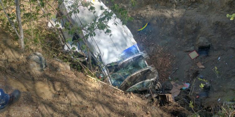 ¡Urvan vuelca a barranco en la Supercarretera al Istmo!
