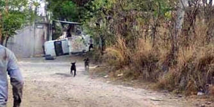 Vuelca Nissan en colonia de Huajuapan.