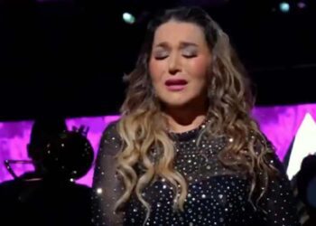 Alicia Villarreal llora en concierto tras la muerte de su padre
