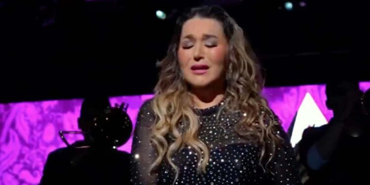 Alicia Villarreal llora en concierto tras la muerte de su padre