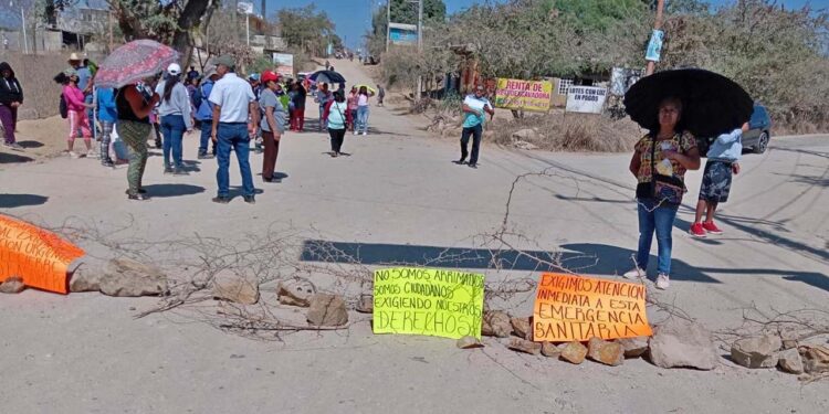 Foto: redes sociales // Este viernes 7 de marzo, vecinos decidieron bloquear las calles que sirven como acceso hacia esta zona.