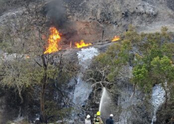 Reabren carretera; controlan incendio al 95%