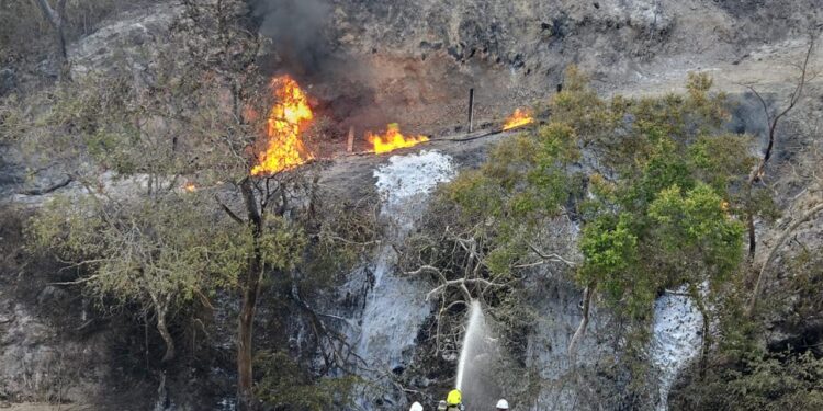 Reabren carretera; controlan incendio al 95%
