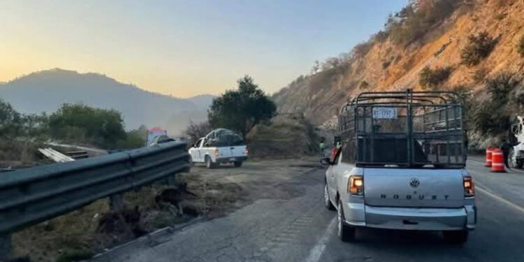 Abren paso provisional en la Oaxaca-Cuacnopalan; la vía fue cerrada por al menos 42 horas