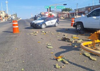 Camioneta se impacta contra semáforo en Tlacolula, Oaxaca