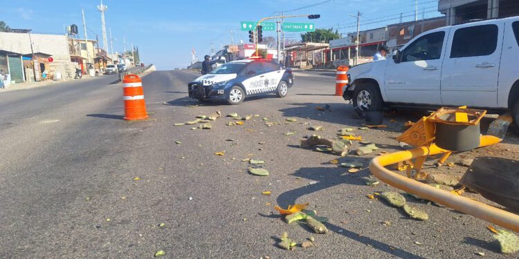 Camioneta se impacta contra semáforo en Tlacolula, Oaxaca