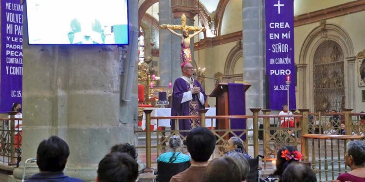 Foto: Adrián Gaytán // Celebración eucarística dominical en la Catedral por el Monseñor Arzobispo Pedro Vázquez Villalobos.